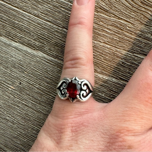 James Avery Sterling Silver Rare Retired Scrolled Heart Garnet ring - Picture 6 of 6